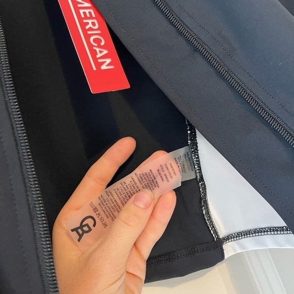 NWT Good American Performance Dual Life Zip Crop Top black/white size 3 - Picture 12 of 12